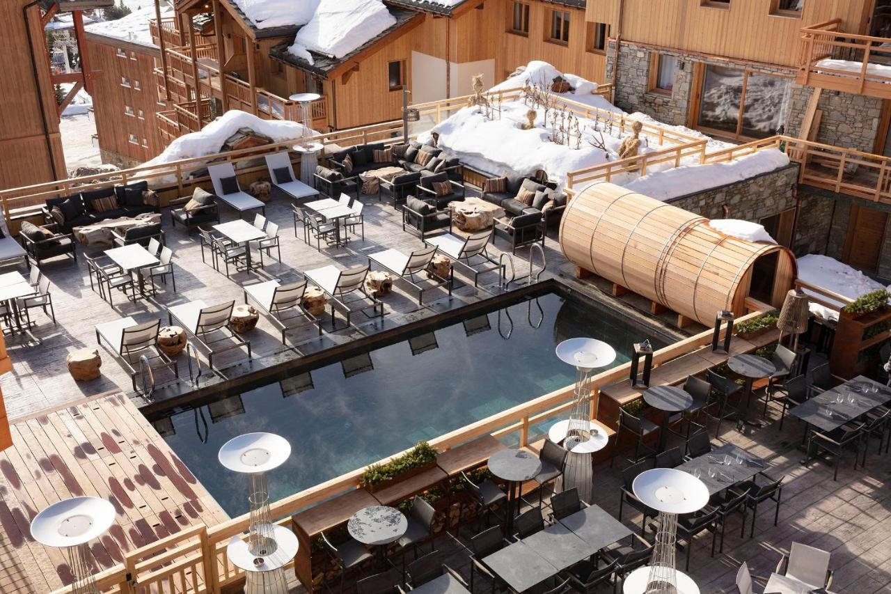 Grandes Rousses Hotel & Spa Alpe d'Huez Exterior foto The outdoor pool at the Hotel de la Cour des Légendes