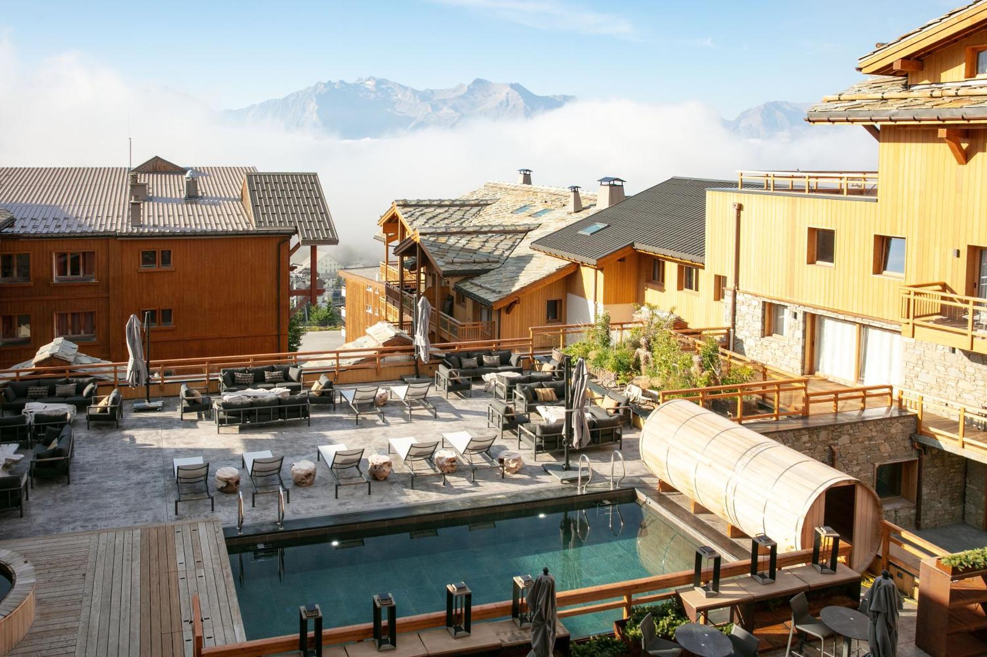 Grandes Rousses Hotel & Spa Alpe d'Huez Exterior foto The swimming pool at the Hotel de la Cour des Légendes