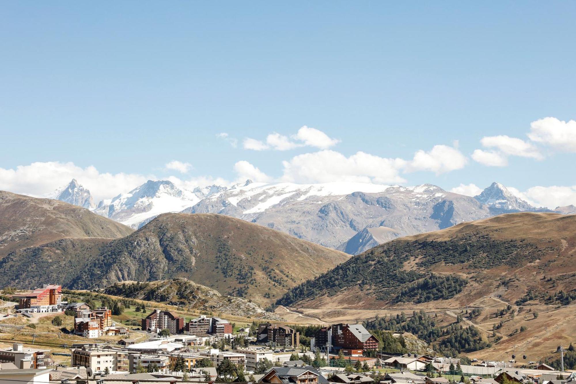 Grandes Rousses Hotel & Spa Alpe d'Huez Exterior foto A general view of Hautecour