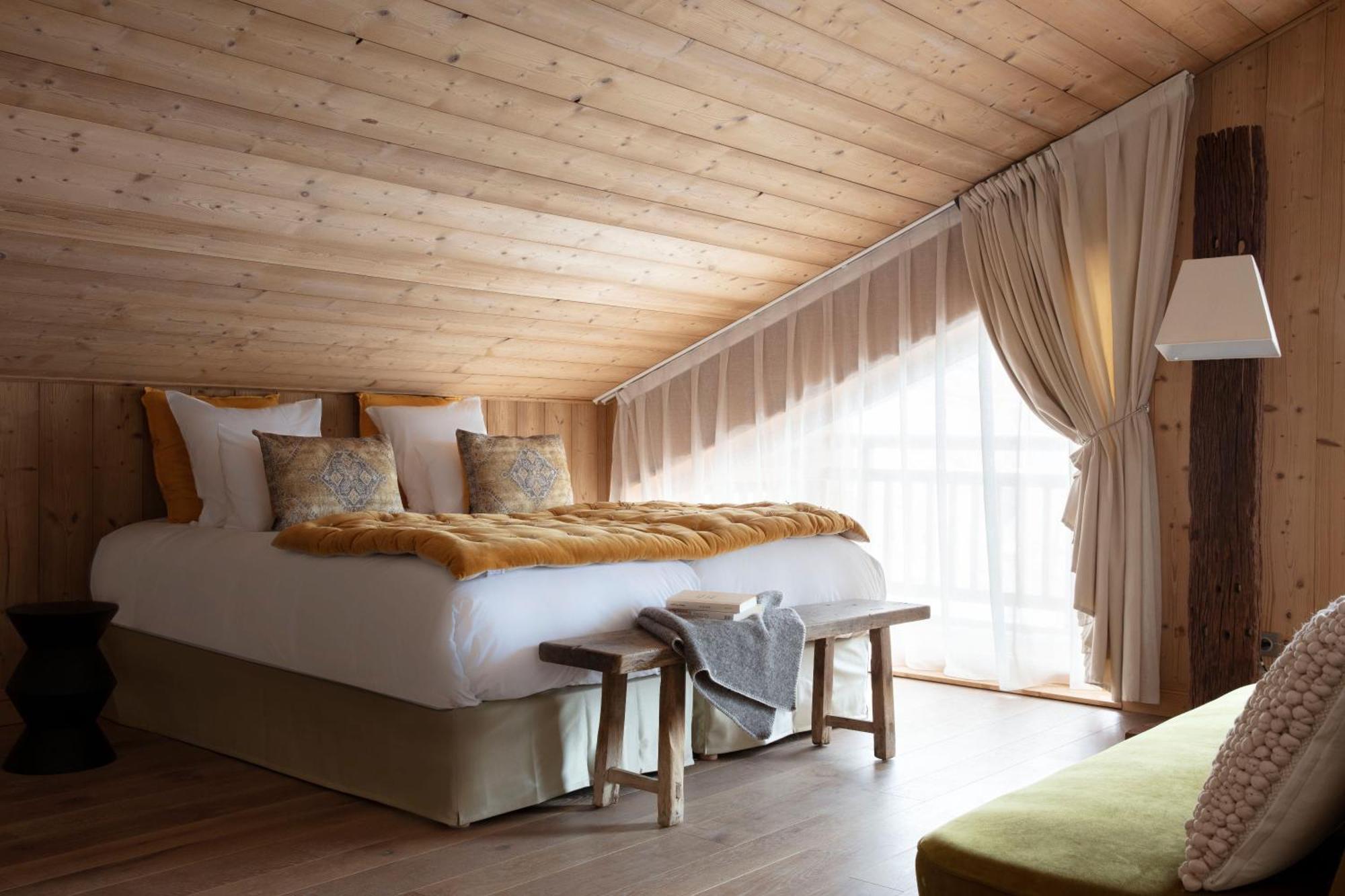 Grandes Rousses Hotel & Spa Alpe d'Huez Exterior foto A bedroom at the Hotel de Crillon