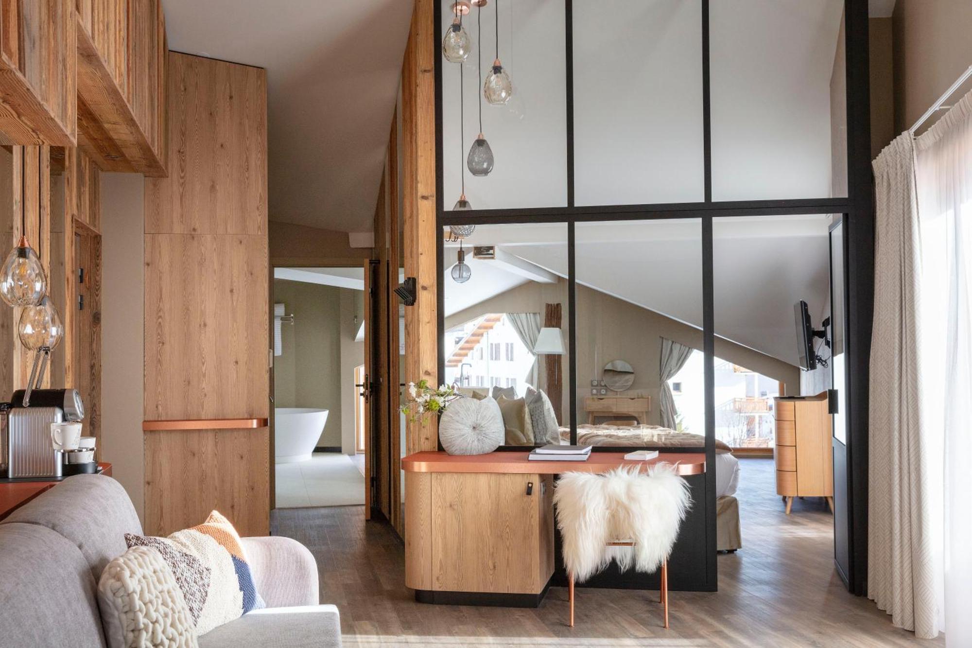 Grandes Rousses Hotel & Spa Alpe d'Huez Exterior foto The interior of a suite at the Hotel de la Couronne
